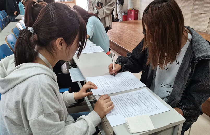 填写健康征询表.jpg 填写健康征询表.jpg