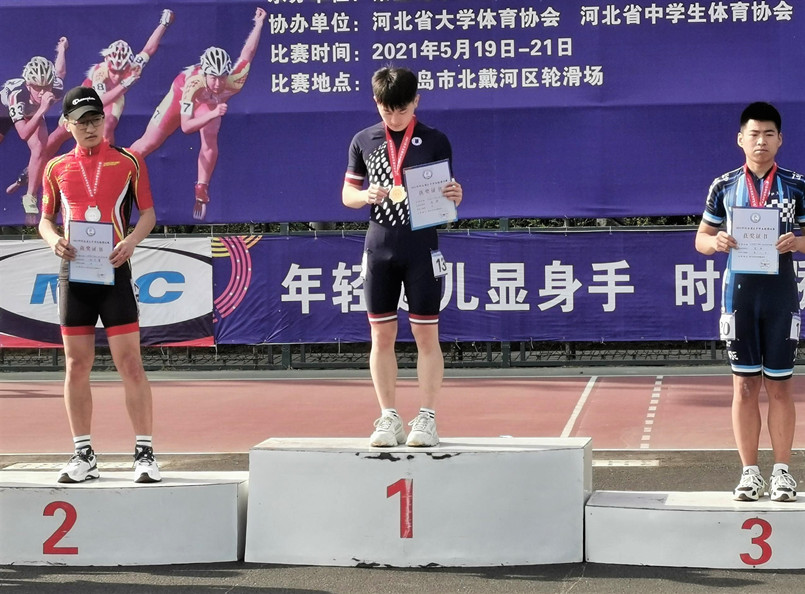 张艺馨获500米争先赛银牌.jpg